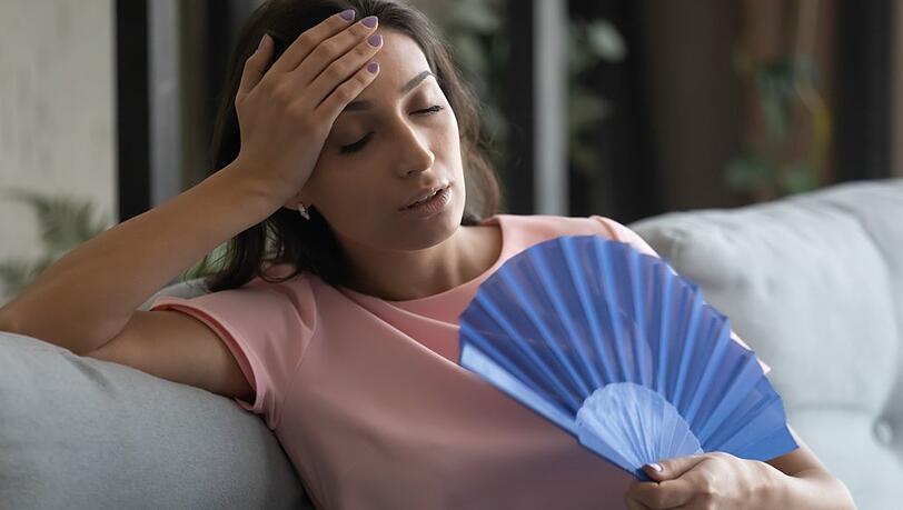 Bei hohen Temperaturen heizen sich auch Wohnräume schnell auf. Das macht vielen Menschen gesundheitlich zu schaffen.