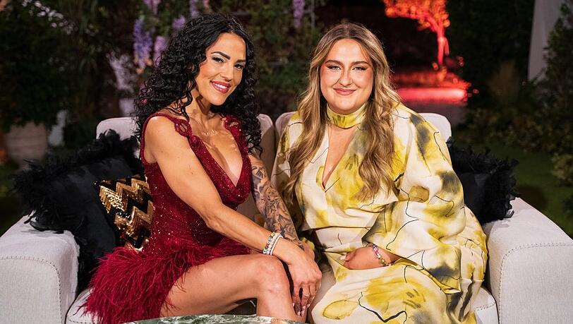 Selfiesandra (r.) steht Single-Lady Elena Miras bei "Make Love, Fake Love" mit Rat und Tat zur Seite. Selfiesandra (r.) steht Single-Lady Elena Miras bei "Make Love, Fake Love" mit Rat und Tat zur Seite.