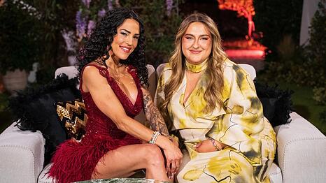 Selfiesandra (r.) steht Single-Lady Elena Miras bei "Make Love, Fake Love" mit Rat und Tat zur Seite.