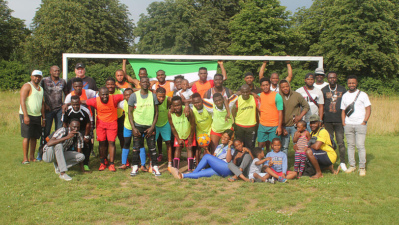 Georg Giftthaler mit Spielern des FC Sierra Leone. Auch Kinder und Familien waren Teil des Projekts, das weit &uuml;ber den Fu&szlig;ball hinaus eine Gemeinschaft unter den Menschen schuf.