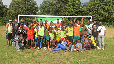Georg Giftthaler mit Spielern des FC Sierra Leone. Auch Kinder und Familien waren Teil des Projekts, das weit &uuml;ber den Fu&szlig;ball hinaus eine Gemeinschaft unter den Menschen schuf.