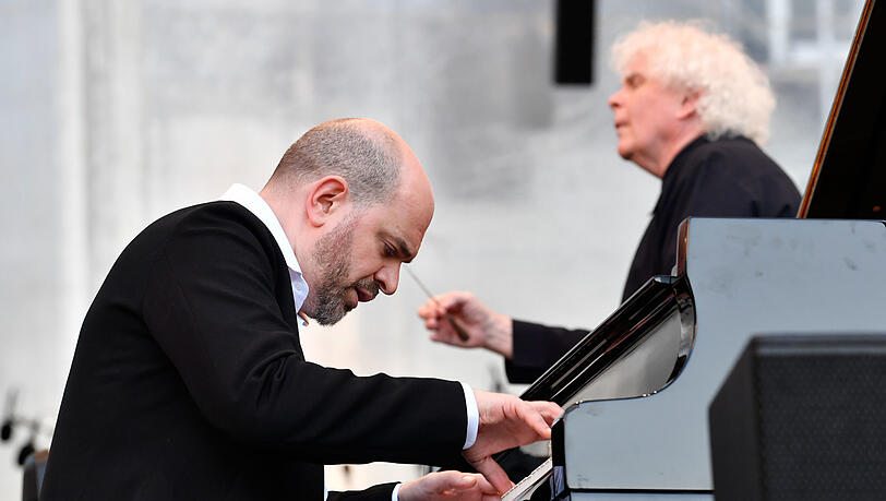Der Pianist Kirill Gerstein mit Simon Rattle.