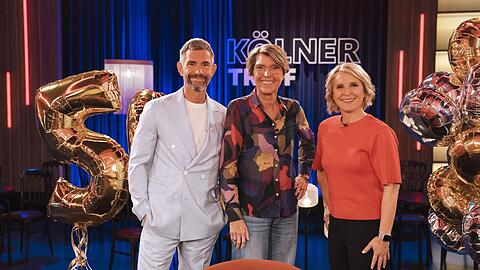 Micky Beisenherz und Susan Link (rechts) &uuml;bernahmen 2017 die Moderation des "K&ouml;lner Treff" von Bettina B&ouml;ttinger. Gemeinsam feiern sie nun den 50. Geburtstag der Talkshow, die 1976 zum ersten Mal auf Sendung ging.