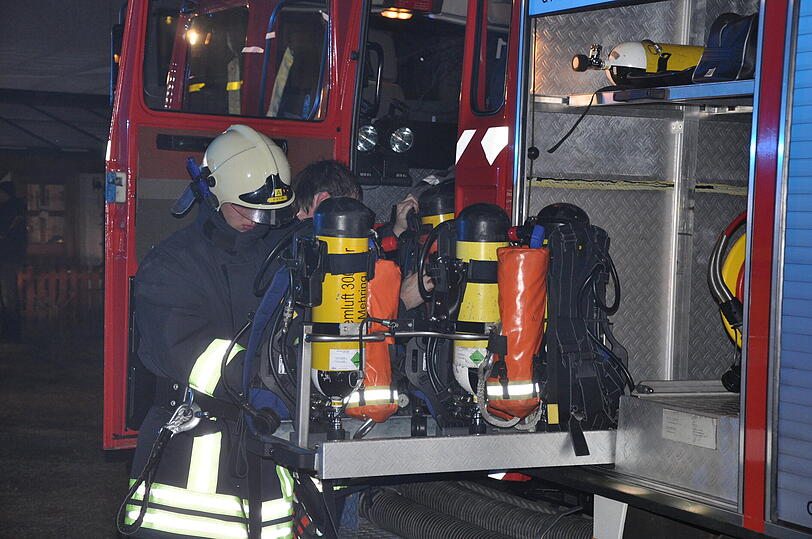 Im Landkreis Altötting kam es am Mittwochabend zu einem Brand im Heizungsraum. Laut Polizei soll der Brand durch einen Verpuffung in der Holzentralheizung ausgelöst worden sein. Außer dem Heizungsraum blieb das Gebäude unversehrt. Der Schaden soll ca 30.000 Euro betragen. Eine Person wurde leicht verletzt und kam zur Kontrolle ins Krankenhaus.