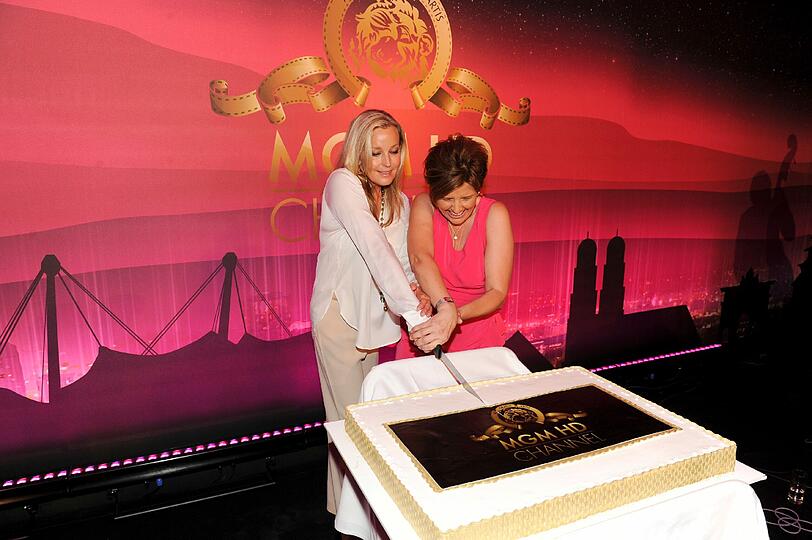 Bo Derek und Gastgeberin Christine Brand schneiden gemeinsam die Torte an