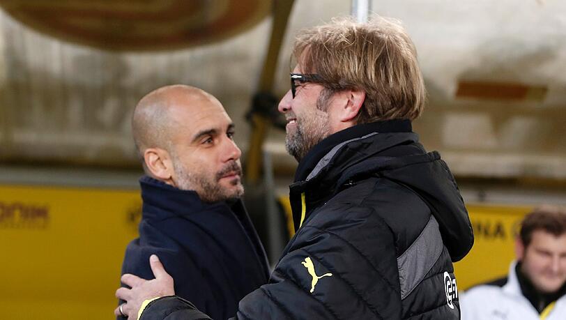 Kurzer Austausch unter zwei gegensätzlichen Kollegen: Pep Guardiola und Jürgen Klopp. Kurzer Austausch unter zwei gegensätzlichen Kollegen: Pep Guardiola und Jürgen Klopp.