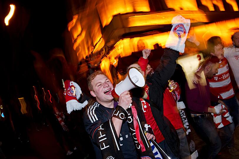 Nicht die ganz ausgelassene Party auf der Leopoldstraße: Nach dem Sieg gegen Hertha ist der FC Bayern Meister 2014 - caber nur wenige feiern auf Münchens Straßen.
