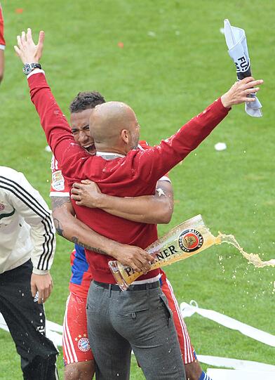 Seine erste Meisterschaft mit den Bayern: So ausgelassen feiert Pep. Die Bilder!