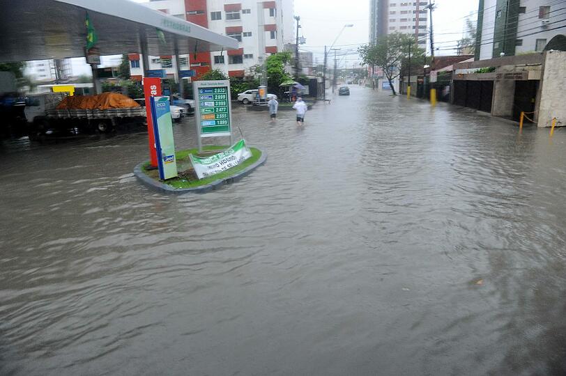 In Recife erwartet die USA und Deutschland eine Wasserschlacht. Die irren Regen-Bilder aus Recife!