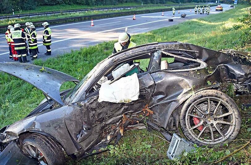 Das Wrack des Porsches. Der Motorblock wurde auf die Straße zurückgeschleudert.