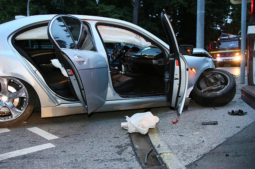 Ein Atemalkohol-Test bei dem BMW-Fahrer ergab einen Wert von 1,6 Promille, er wurde daraufhin von der Polizeistreife nach Mühldorf in Krankenhaus gebracht.