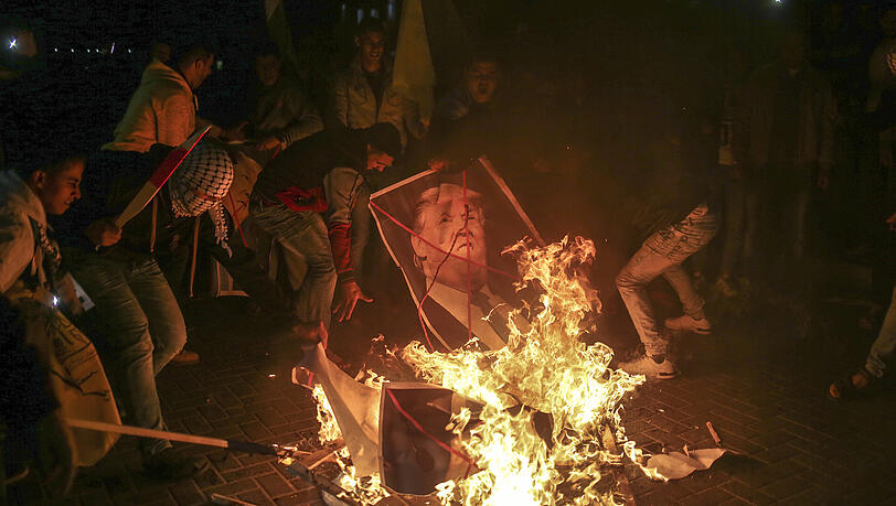 Fatah-Mitglieder verbrennen in Gaza Plakate mit dem Konterfei von US-Präsident Trump. Trumps Entscheidung, Jerusalem als Hauptstadt Israels anzuerkennen führte zu gewaltsamen Unruhen in den Palästinensergebieten. Fatah-Mitglieder verbrennen in Gaza Plakate mit dem Konterfei von US-Präsident Trump. Trumps Entscheidung, Jerusalem als Hauptstadt Israels anzuerkennen führte zu gewaltsamen Unruhen in den Palästinensergebieten.