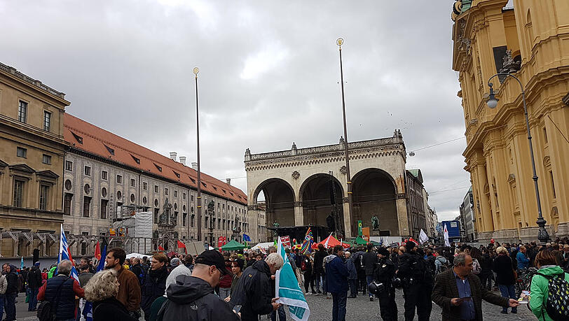 Am Odeonsplatz in München versammeln sich Menschen zur Demonstration "Jetzt gilt's". Am Odeonsplatz in München versammeln sich Menschen zur Demonstration "Jetzt gilt's".