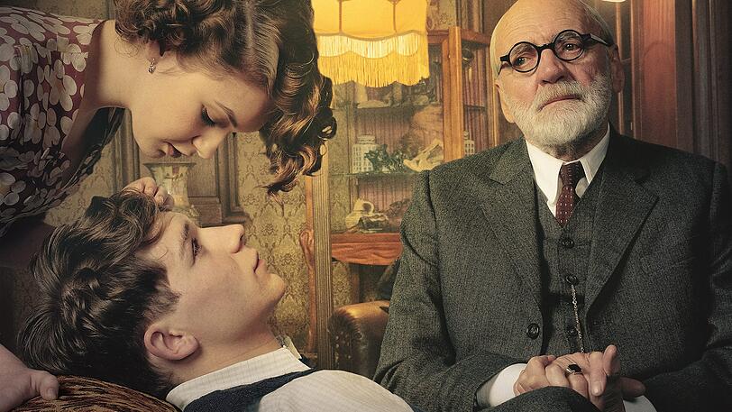 Franz (Simon Morzé) mit seiner ersten Liebe Anezka (Emma Drogunova) und Sigmund Freud (Bruno Ganz).