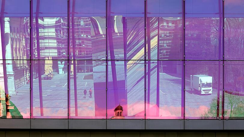 Pinker Probenbau: Sogar die Staatskanzlei spiegelt sich hier drin.
