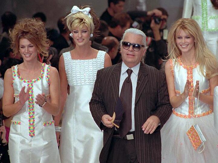 Karl Lagerfeld mit den Models Cindy Crawford (v.l) aus den USA, Linda Evangelista aus Kanada, und Claudia Schiffer aus Deutschland (1995). For: Remy De La Mauviniere/AP