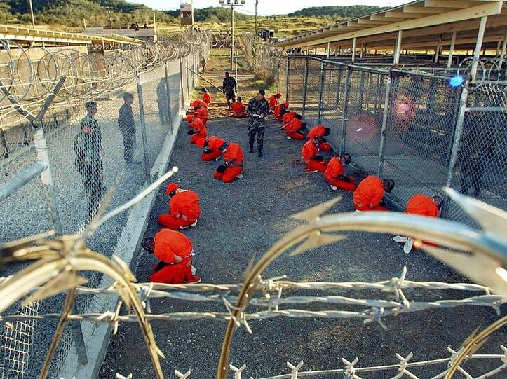 In orangefarbenen Overalls: Gefangene in Guantanamo