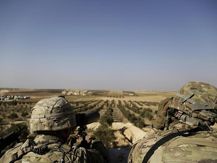 US-Soldaten schauen von ihrer Basis in Syrien zur türkischen Grenze hinüber.