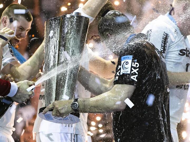 Kiels Trainer Alfred Gislason erhält nach dem Gewinn des EHF-Pokals eine Champagnerdusche.