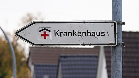 Ein Hinweisschild mit der Aufschrift "Krankenhaus" weist den Weg zur Klinik.