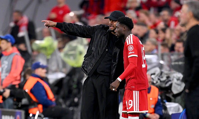 Anweisung vom Chefcoach: Davies mit Vincent Kompany (l.). Anweisung vom Chefcoach: Davies mit Vincent Kompany (l.).