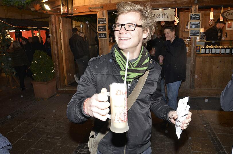 Name: Eierpunsch
Stand: Hirtentrunk, Frauenkirche 
Preis: 4,5 Euro
Menge: 0,2 Liter
Sterne: 1/5

FAZIT: Ich bin vorbelastet. Ich hasse Eierlikör. Da kann Eierpunsch nicht viel besser sein. Stimmt. Ich schmecke Rührei mit Vodka. Aber vielleicht bin ich der falsche Tester. Positiv zu bemerken: Er schmeckt nach Ei. Auch das Glas gefällt mir gut.