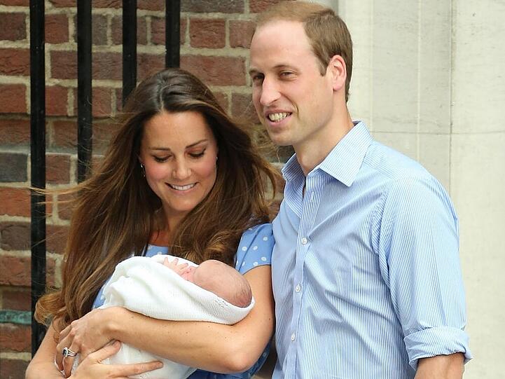 Die stolzen Eltern und der kleine Prinz George kurz nach seiner Geburt im Juli