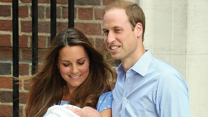Die stolzen Eltern und der kleine Prinz George kurz nach seiner Geburt im Juli Die stolzen Eltern und der kleine Prinz George kurz nach seiner Geburt im Juli