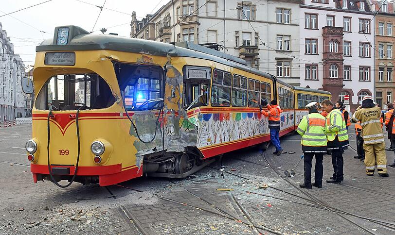 Bei der Kollision zweier Straßenbahnen sind in Karlsruhe mindestens acht Menschen verletzt worden.