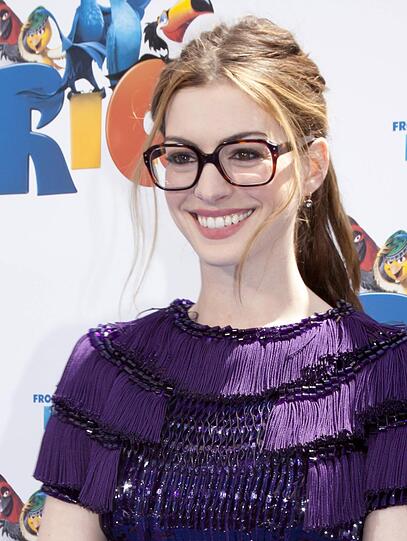 Anne Hathaway flaniert sogar mit Brille über den Roten Teppich.