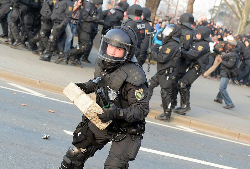Der Protesttag der kapitalismuskritischen Blockupy-Bewegung hat in Frankfurt mit einer Welle der Gewalt begonnen
