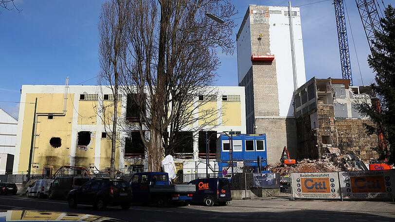 Noch wird die Brauerei abgerissen.