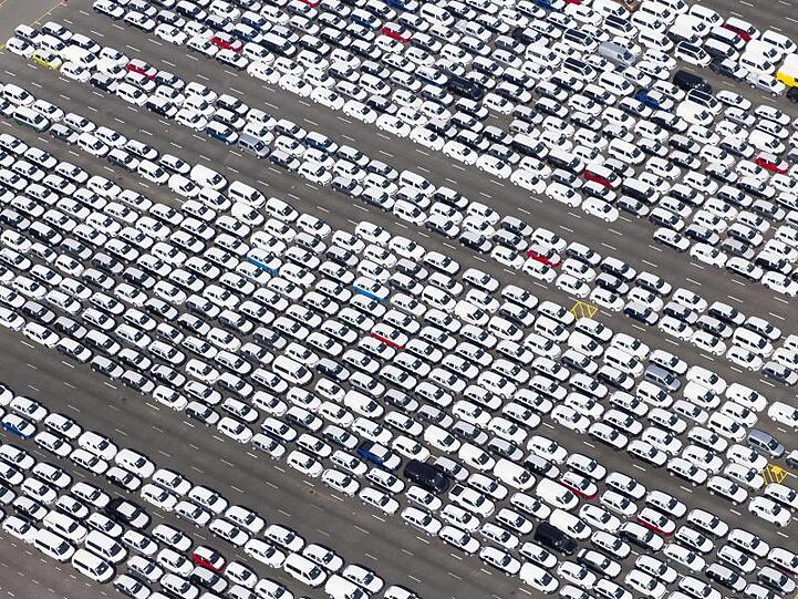 Autos warten vor dem VW-Werk in Emden auf die Verschiffung.