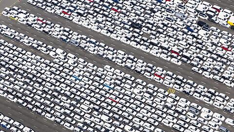 Autos warten vor dem VW-Werk in Emden auf die Verschiffung.