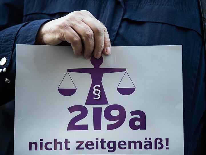 Der Paragraf 219a des Strafgesetzbuches verbietet "Werbung" für Schwangerschaftsabbrüche, fasst den Begriff aber weiter als im allgemeinen Sprachgebrauch üblich.