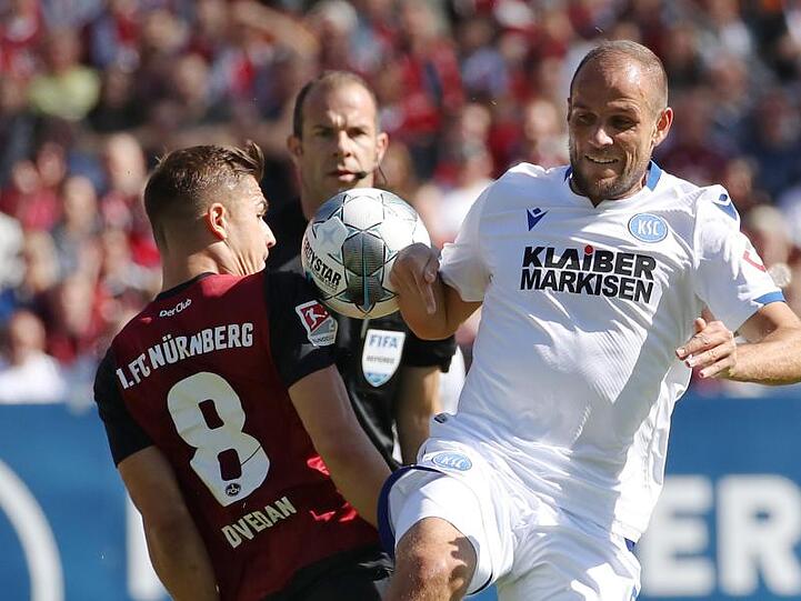 Der Nürnberger Nikola Dovedan (l) kämpft mit dem Karlsruher Manuel Stiefler (r) um den Ball. Foto: Daniel Karmann