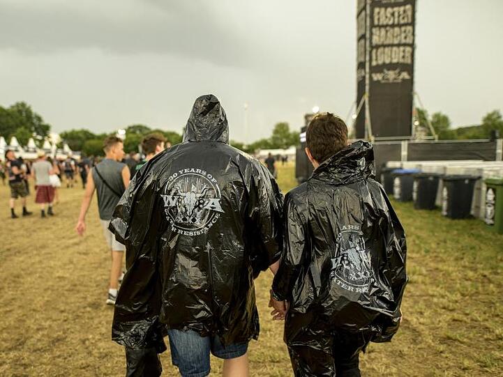 Nach einer Unwetterwarnung verlassen die Metal-Fans das Veranstaltungsgelände.