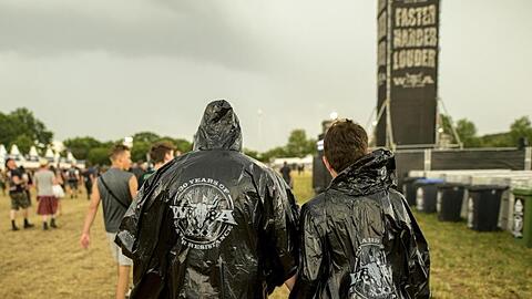Nach einer Unwetterwarnung verlassen die Metal-Fans das Veranstaltungsgelände.