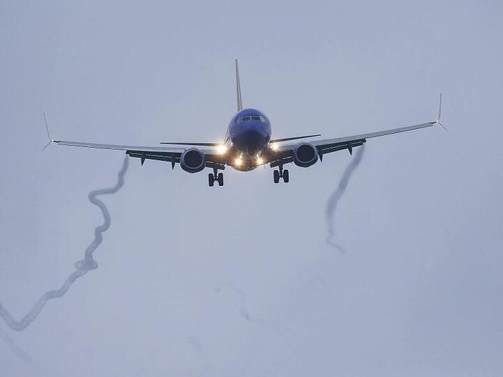 Eine Boeing 737 Max 8 der Southwest Airlines im Landeanflug auf Flughafen von Houston.