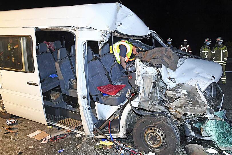Schwer beschädigt: Der Kleintransporter auf der A9.