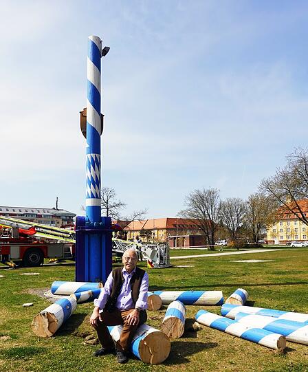 Otto Seidl vor seinem abgesägten "Otto-Baum", die Stücke werden bald versteigert.