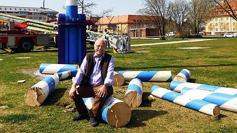 Otto Seidl vor seinem abgesägten "Otto-Baum", die Stücke werden bald versteigert.