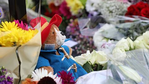 Ein Teddybär vor dem Buckingham Palast, in Gedenken an die verstorbene Königin.