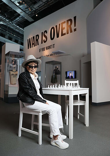Die Künstlerin Yoko Ono in der Ausstellung "Double Fantasy - John & Yoko" im Museum of Liverpool, das zum 50. Jahrestag der ersten gemeinsamen Nacht des Paares, am 19.05.1968, in der sie ihr erstes gemeinsames Album "Unfinished Music No. 1: Two Virgins" produziert haben, eröffnet wird.