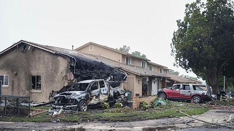 Häuser wurden bei dem Absturz in Brand gesetzt.