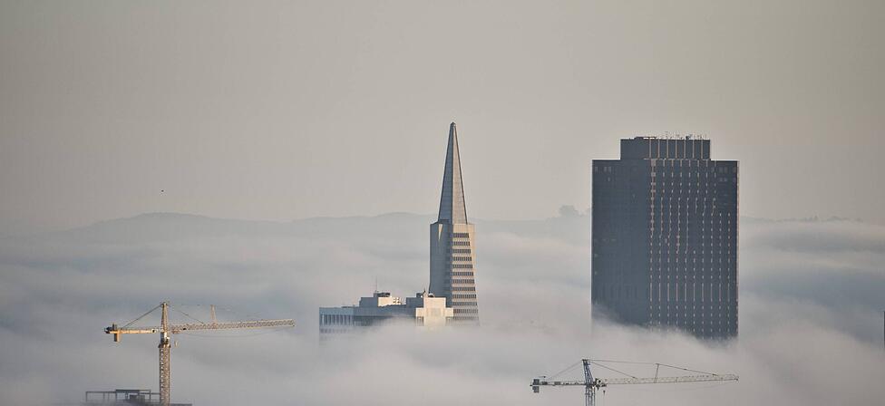 Die Spitze der Transamerica-Pyramide ragt aus dem Nebel von San Francisco: In das Wahrzeichen hat die M&uuml;nchner Pensions-Beh&ouml;rde BVK investiert.