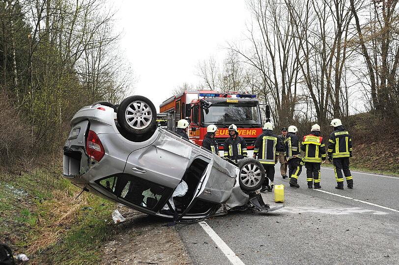 Schwerer Unfall  mit Überschlag auf der B299 bei Landshut Höhe Ried. Die Bilder.