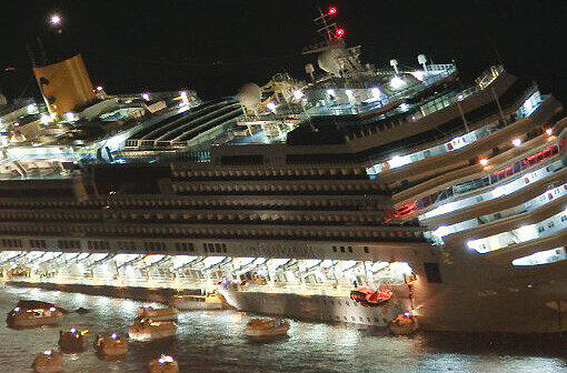 An einem späten Januarabend havariert vor der italienischen Westküste das Passagierschiff "Costa Concordia". Die Aufnahme entstand in der Schicksalsnacht.