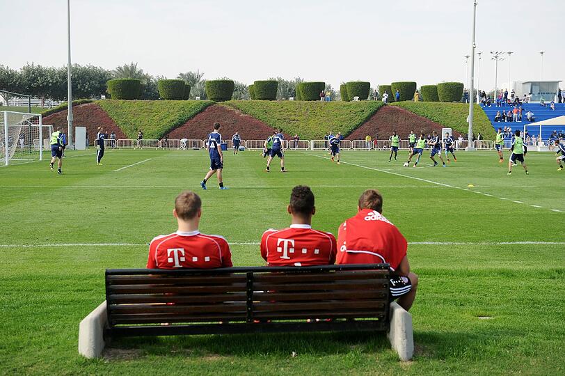 Die Bilder vom Besuch der Bayern auf dem Schalke-Trainingsgelände.