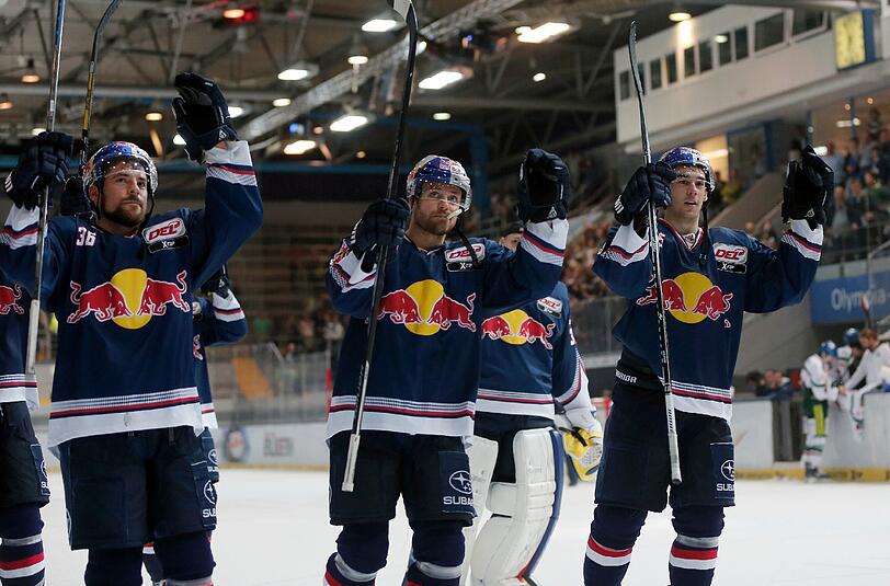 Der EHC Red Bull München feiert den Sieg über Straubing.